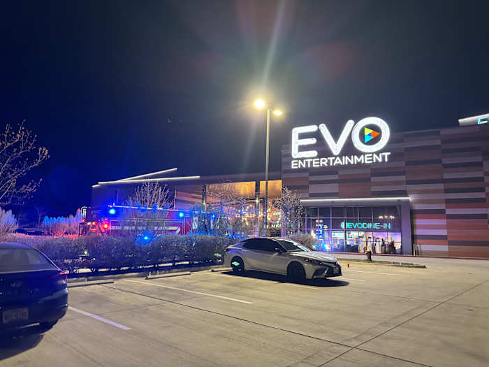 Evo Entertainment in Schertz heeft geëvacueerd naar 'Small Fire', zegt assistent -brandweercommandant