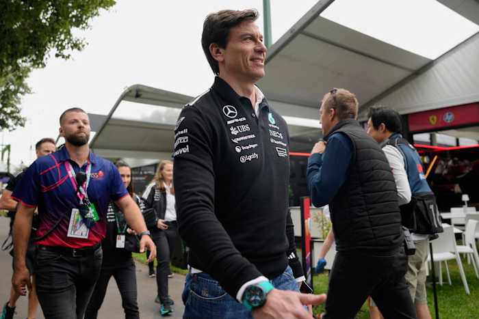 F1's Mercedes Chief Wolff zegt dat hij niet op zoek is naar Verstappen voor 2026