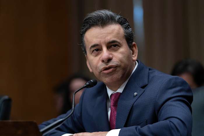 FDA -genomineerde omzeilt vragen over abortuspil, ontslagen van bureau en andere problemen