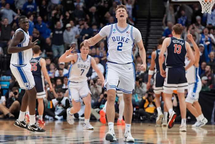 Flagg vliegt in maart Madness en Duke wint 100-93 over Arizona om de elite acht te bereiken