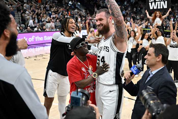 Flavour Flav ondersteunt San Antonio Spurs naar voren en vriend Sandro 'Mamu' Mamukelashvili in carrièrespel