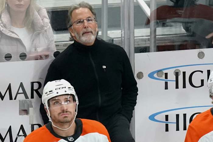 Flyers Fire Coach John Tortorella te midden van een nieuwe verliezende seizoen