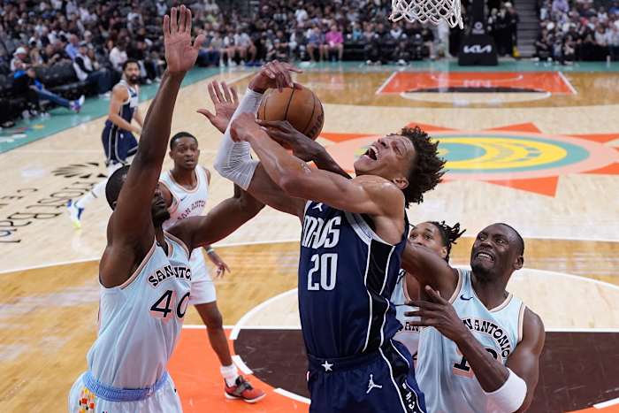 Fox heeft 32 punten, 11 assists, 9 rebounds in Spurs 'overwinning op blessure-uitgeputte MAV's