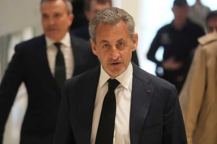 Franse officieren van justitie zoeken 7 jaar gevangenisstraf voor Sarkozy in Libië-campagnefinancieringsproces