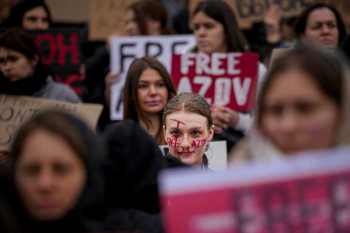 Gevangen genomen Oekraïners veroordeeld over terroristische aanklachten door Rusland in wat Kiev een schijnproces noemde