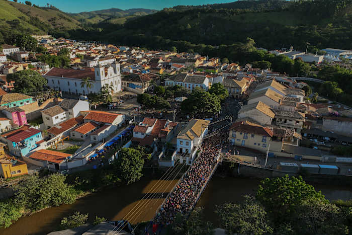 Gezinnen en feestvierders partij naast elkaar in een traditioneel carnaval op het platteland van Sao Paulo
