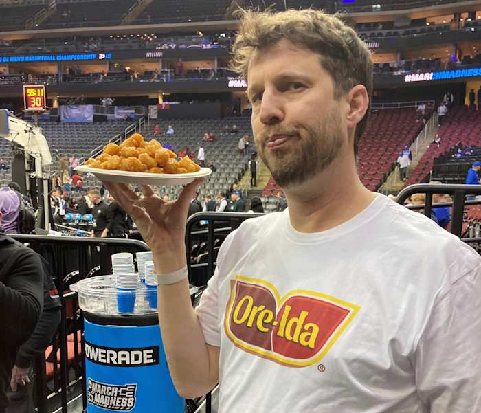 Goh! 'Napoleon Dynamite' -ster Jon Heder scheurt zich op Tater Tots voor BYU's Sweet 16 -spel