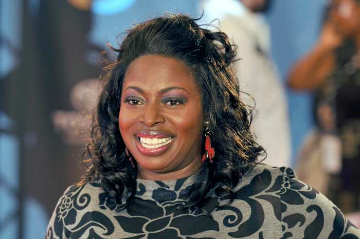 Grammy-genomineerde R & B-zanger Angie Stone sterft in auto-ongeluk