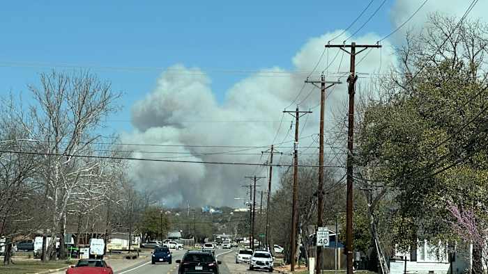Grote grasbrand barst uit in Fredericksburg, rook zichtbaar voor mijl