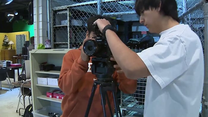 Harlandale High School -studenten bereiden mediaprojecten voor op Bexarfest