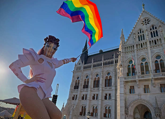Het parlement van Hongarije keurt een wet aan die Pride -gebeurtenissen verbiedt, in een nieuwe aanval op LGBTQ+ rechten