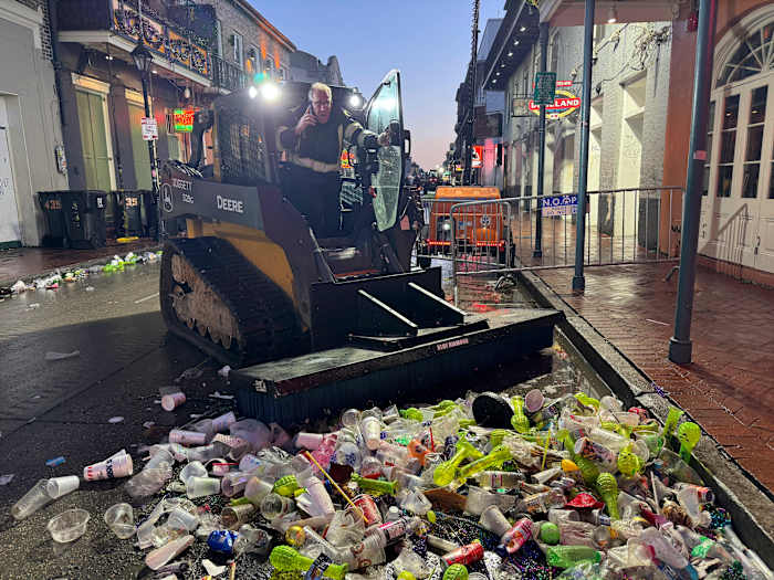 Hoe New Orleans de golven van afval achtergelaten na Mardi Gras opruimt