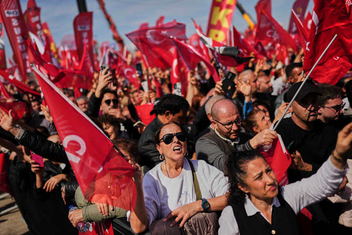 Honderdduizenden verzamelen zich in Istanbul ter ondersteuning van gevangen burgemeester