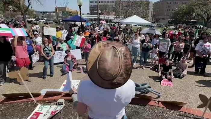 Honderden verzamelden zich om te marcheren en zich door het centrum te verzamelen voor International Women's Day