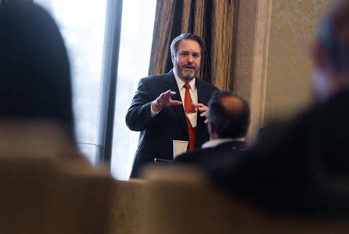 Interim UT-Austin President wil de kleine lijn lopen tussen de zorgen van faculteiten en wetgevers