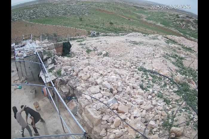 Israëlische kolonisten die worden gezien op de camera die een Palestijns dorp aanvallen. Politie arresteert alleen Palestijnen