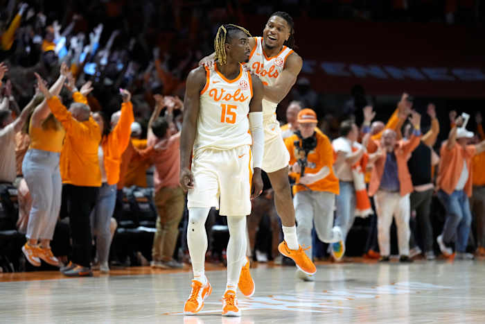 Jahmai Mashack raakt lange 3-pointer bij de zoemer om nr. 5 Tennessee langs nr. 6 Alabama, 79-76 te tillen