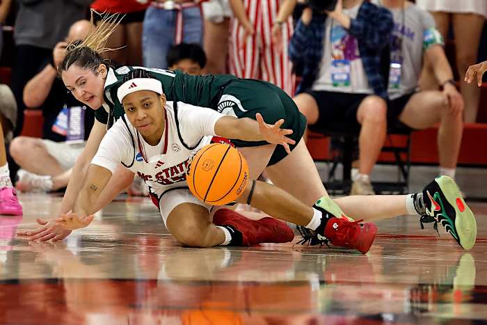 James en Hayes leiden de 3-punts uitspatten van NC State in 83-49 maart Madness Rout van Michigan State