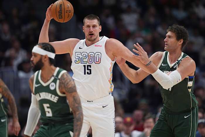 Jokic krijgt een triple-double in zijn terugkeer om Nuggets voorbij Bucks 127-117 te leiden