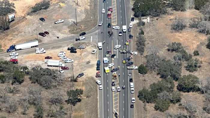 Jong kind, 2 volwassenen gedood bij meerdere voertuigen crash op US Highway 281 in Blanco County