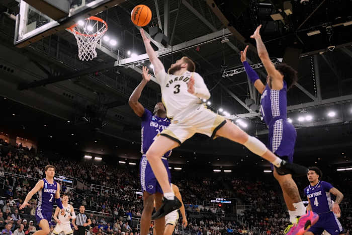 Kaufman-renn scoort 21 om Purdue te helpen het hoogtepunt in het NCAA-toernooi af te houden