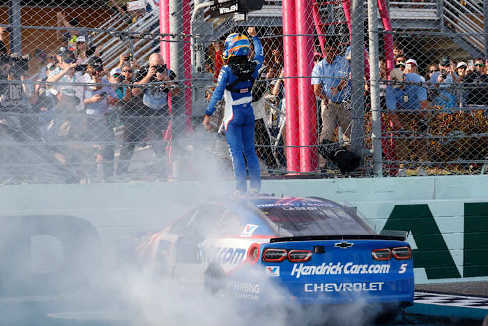Kyle Larson wint Cup-serie op Homestead, eindigt een race verlegen van triple-header sweep