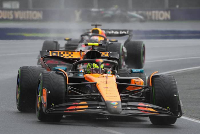 Lando Norris van McLaren wint natte en wilde Australische Grand Prix. Hamilton eindigt 10e