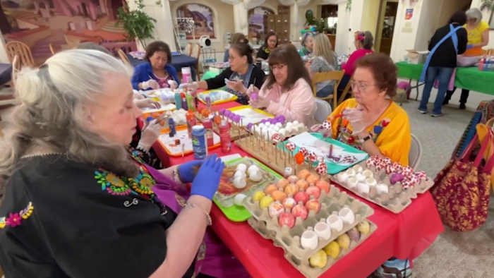 Las ei dames de niosa muestran lo fácil que es hacer cascarones antes de fiesta