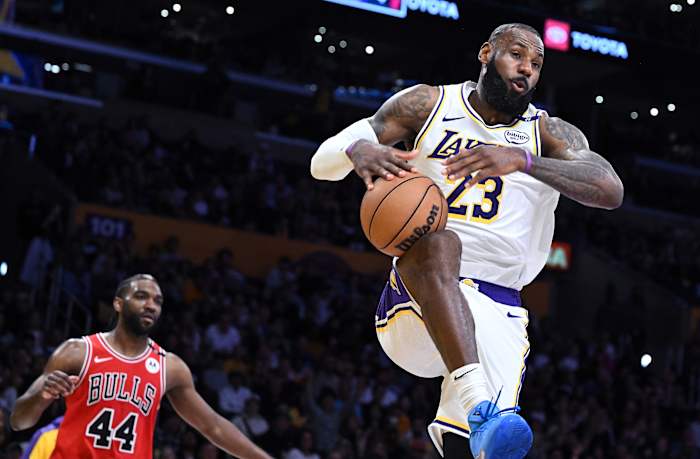 LeBron James keert terug van afwezigheid van 7-game blessures, en niets anders gaat goed in het uitbarstingsverlies van Lakers