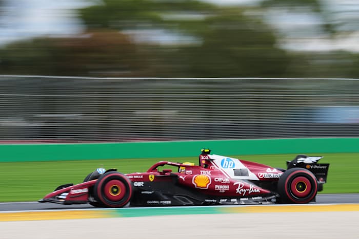 Lewis Hamilton heeft een zware start met Ferrari en kwalificeert de achtste in F1 Australian GP