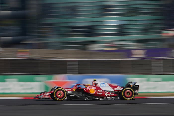 Lewis Hamilton wint de sprintpoolpositie in China dagen na een teleurstellend F1 -debuut voor Ferrari