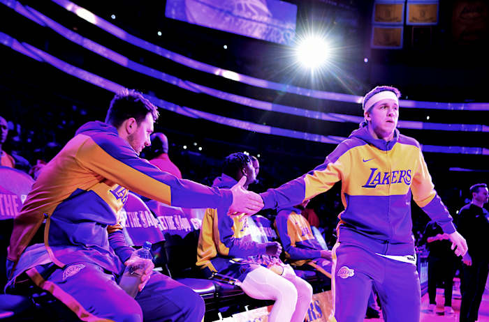 Luka Doncic en Austin Reaven Sluit zich aan bij LeBron James aan de zijlijn met blessures wanneer Lakers Bucks organiseren