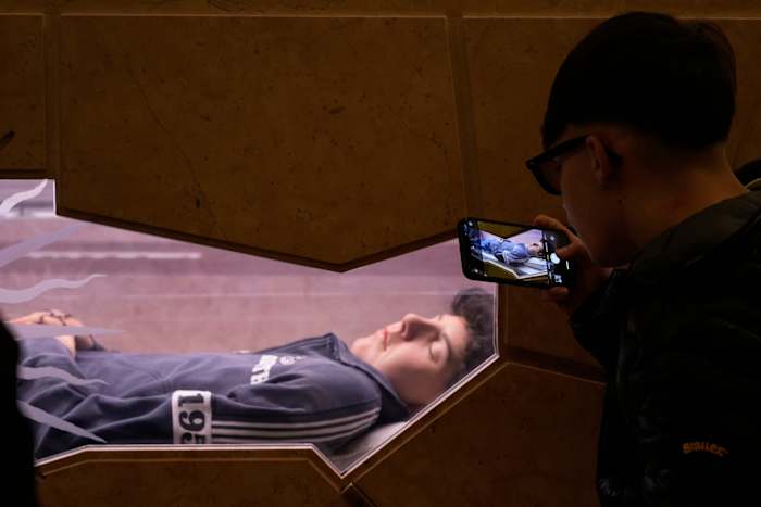 Menigten komen naar de nieuwste katholieke heilige in Assisi - een duizendjarige tiener wiens gewoonheid de trekking is