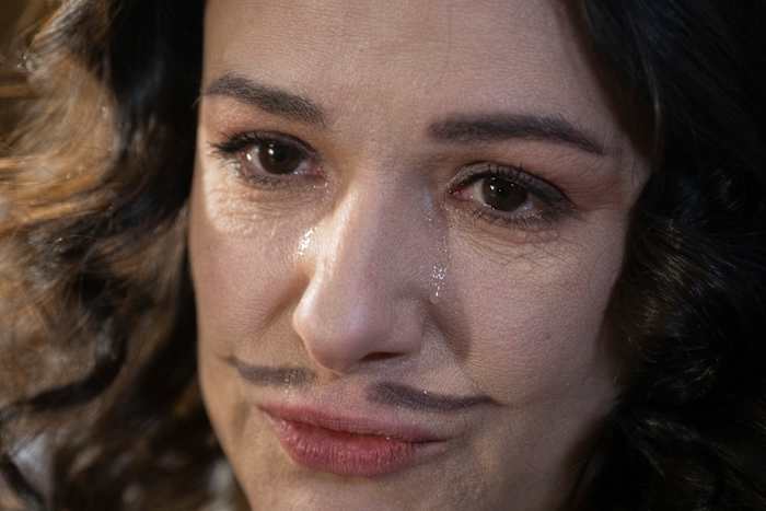 Met de meeste mannelijke acteurs in oorlog heeft een klein Oekraïens theater zichzelf opnieuw uitgesproken met een volledig vrouwelijke cast