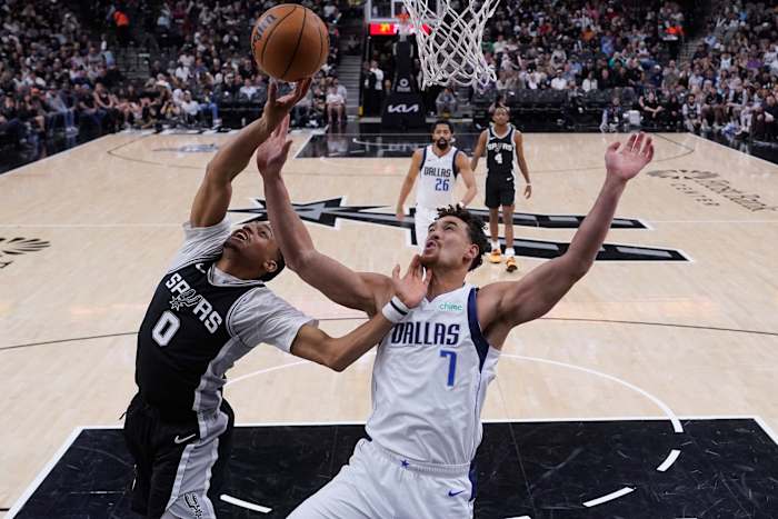 Met slechts 8 gezonde spelers komt Mavericks om Spurs 133-129 te verslaan om 5-game skid te knappen