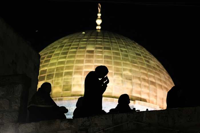 Midden -Oosten laatste: Israëlische stakingen doden een gezin van 6 en een woordvoerder van Hamas in Gaza