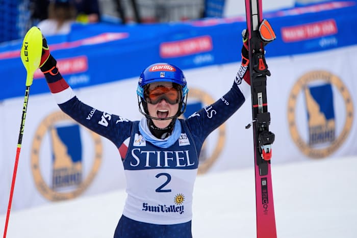 Mikaela Shiffrin bevoegd zich door een met bump gevulde koers om het slalom te winnen bij de Wereldbekerfinale