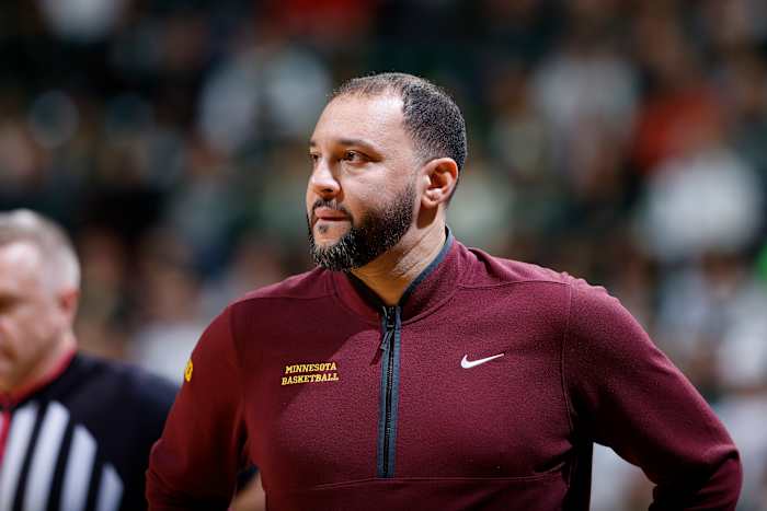 Minnesota vuurt coach Ben Johnson na 4 seizoenen bij Alma Mater met 56-71 record
