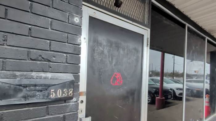 Moeder beweert dat San Antonio Night Club vastgebonden is aan 2 weekendschietpartijen, ook drank geserveerd aan haar tienerzoon