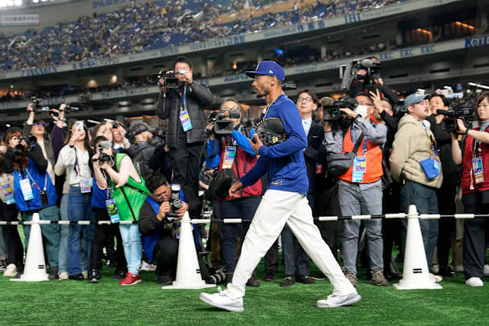 Mookie Betts van Dodgers worstelt nog steeds met ziekte, status voor openingsdag in twijfel