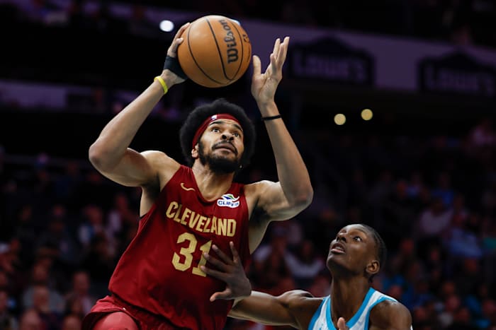 NBA-toonaangevende Cavaliers winnen een 13e opeenvolgende wedstrijd, die zich rallt naar Edge Hornets 118-117