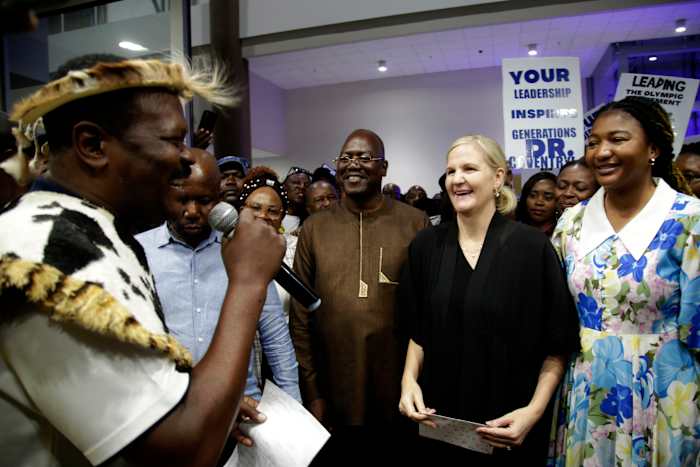 Nieuw gekozen IOC -president Kirsty Coventry vierde in terugkeer naar huis naar Zimbabwe