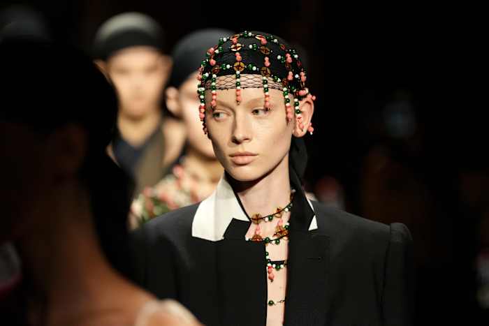 Nieuwe droge Van Noten Designer combineert het archief met een nieuwe stem in Parijs