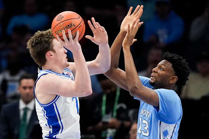 Nr. 1 Duke houdt Furious North Carolina Rally uit om 74-71 te winnen, bereik de ACC-titelwedstrijd zonder Flagg
