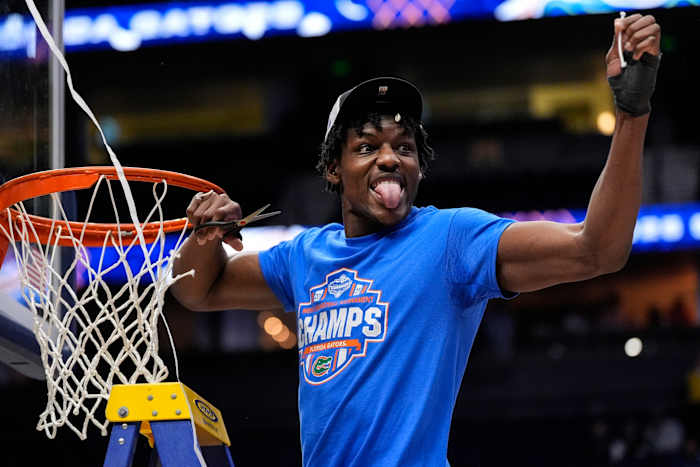 Nr. 4 Florida Gators wint sinds 2014 hun 1e SEC Tourney-titel door nr. 8 Tennessee 86-77 te verslaan