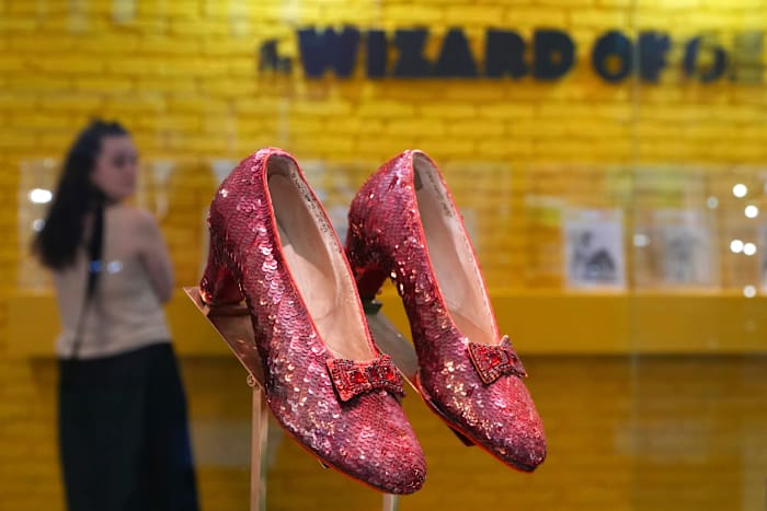 Officieren van justitie zeggen dat de man van Minnesota beschuldigd wordt van het verbergen van gestolen Ruby Slippers voor 'The Wizard of Oz' is dood