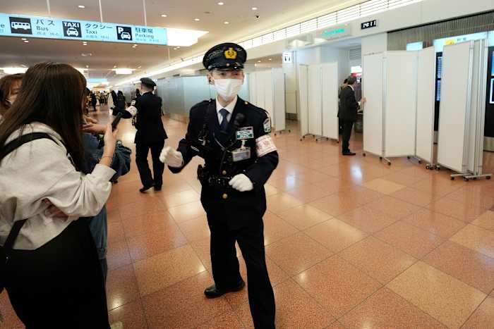 Ohtani's Aankomst van Tokyo Airport verborgen voor fans in de hoop een glimp van de Japanse ster te vangen