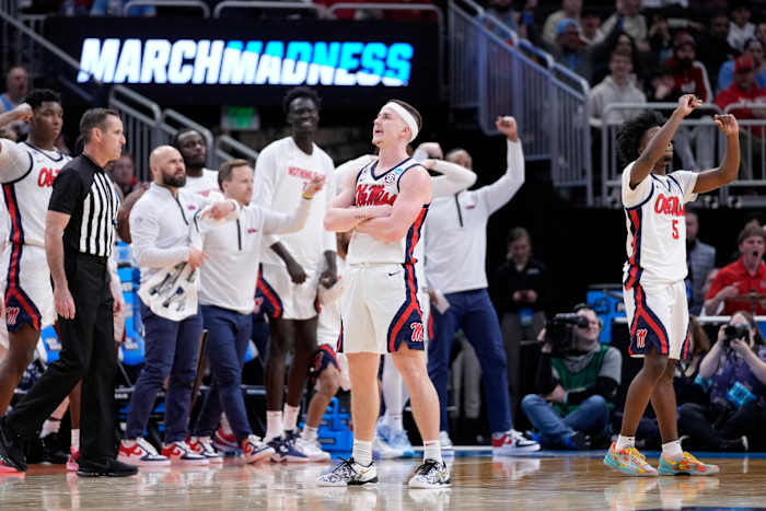 Ole Miss houdt Frantic UNC-comeback af om Tar Heels 71-64 te verslaan in NCAA Tournament