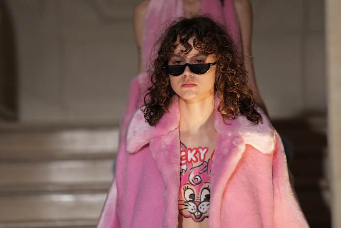 Op de landingsbaan in Parijs, geeft Kenzo's punk -revival een Britse draai aan streetwear