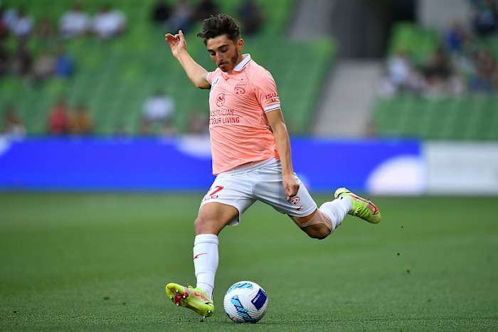 Openlijk homo voetballer wordt nog steeds geconfronteerd met online dreigingen van de dood